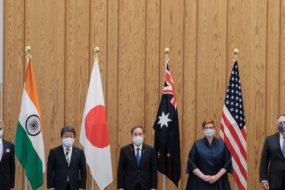 Szefowie MSZ: Indii Subrahmanyam Jaishankar (L) i Japonii, Toshimitsu Motegi, premier Kraju Kwitnącej Wiśni Yoshihide Suga, Marise Payne, szefowa resortu spraw zagranicznych i handlu Australii i sekretarz stanu USA, Mike Pompeo, przed spotkaniem inicjatywy Quad. Tokio, 6.10.2020