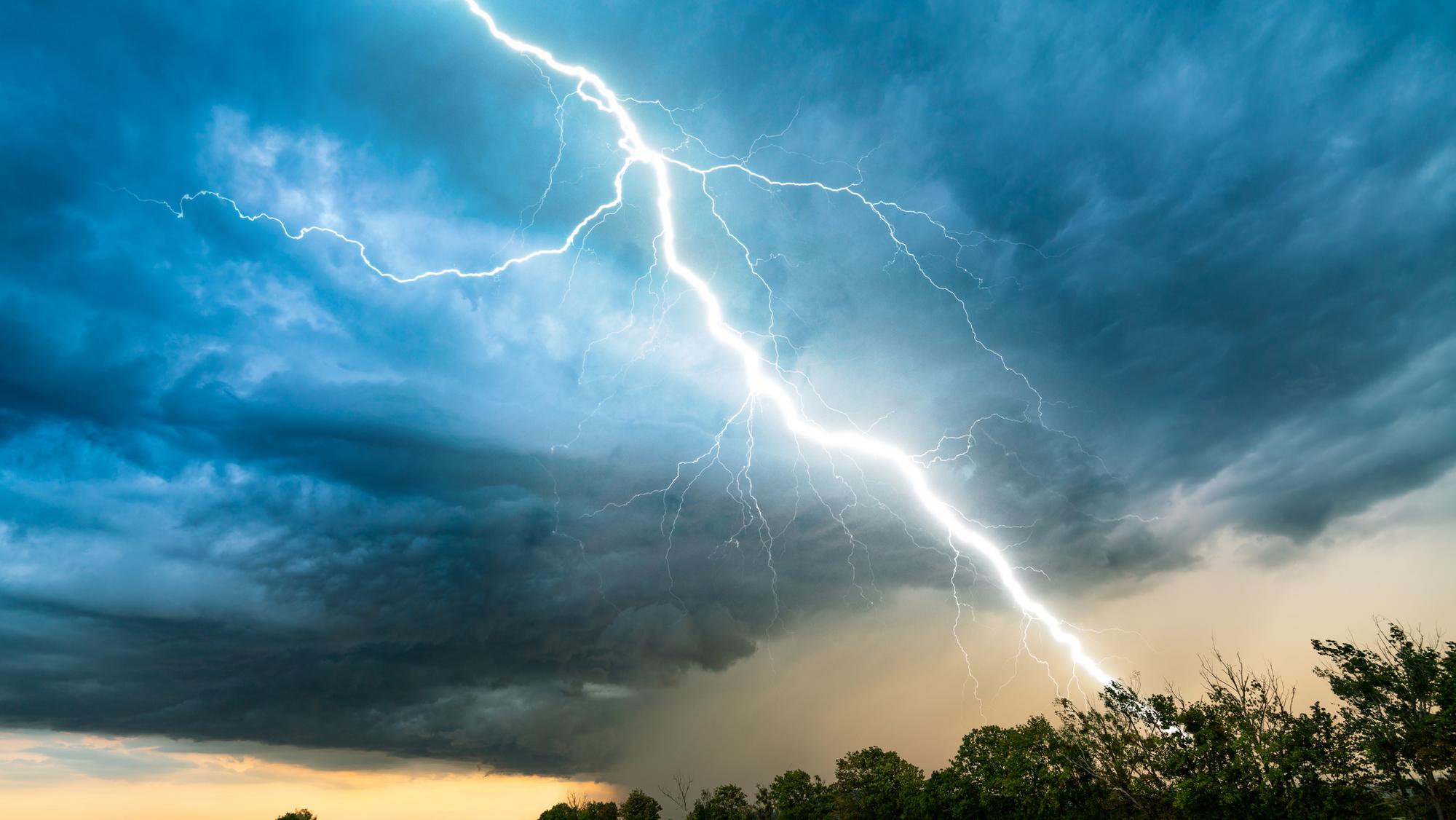 Bude to horšie, ako čakali: Meteorológovia zvýšili výstrahu pred búrkami