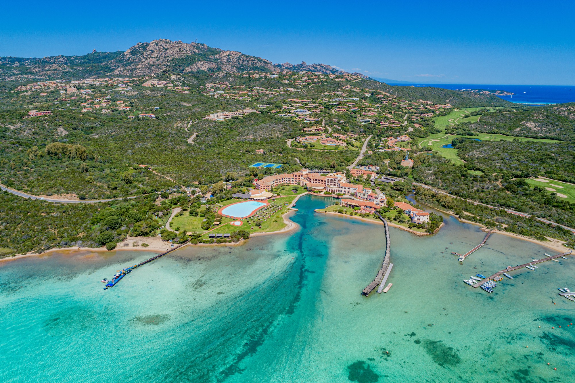Porto Cervo je srdcom luxusného smaragdového pobrežia Costa Smeralda na Sardínii.