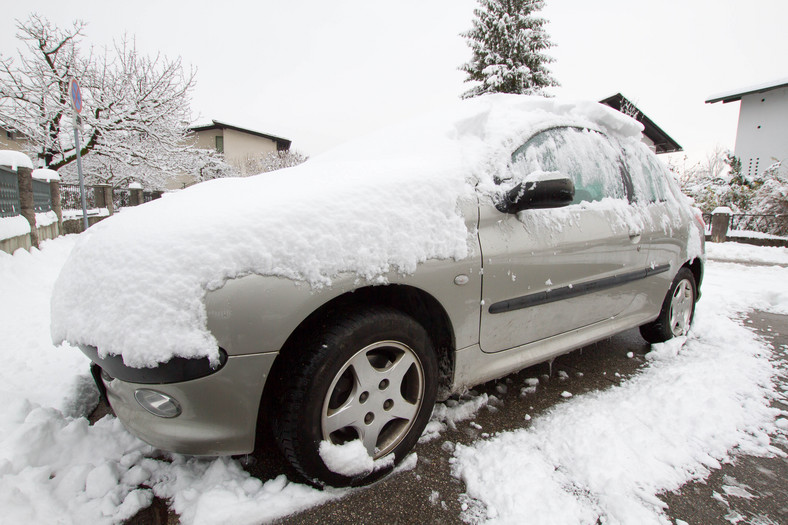 Mandat za śnieg na samochodzie: do 500 zł