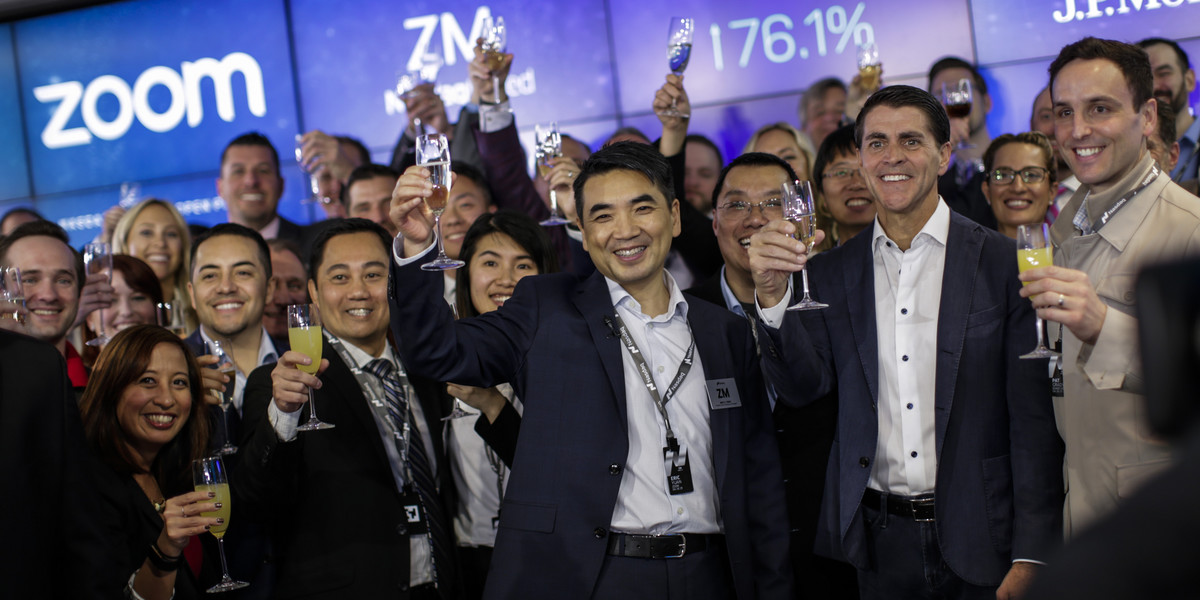 Pracownicy Zoom podczas debiutu giełdowego w 2019 r. Kilkanaście miesięcy później ich firma przebiła wyceną wielu technologicznych gigantów. W środku CEO Eric Yuan