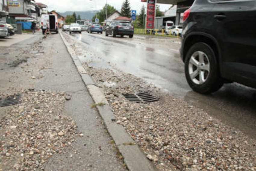 Ulicama tekle bujice vode