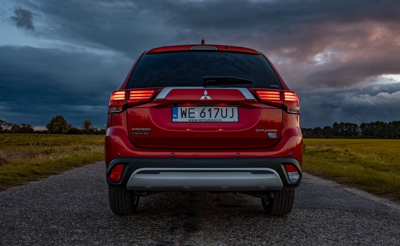 Mitsubishi Outlander 2019 jest wyposażony w zestaw kamer 360 stopni z widokiem dookoła pojazdu. W skład systemu wchodzą cztery kamery: tylna (pełniąca funkcję kamery cofania), przednia (na atrapie chłodnicy) oraz dwie boczne umieszczone pod lusterkami bocznymi