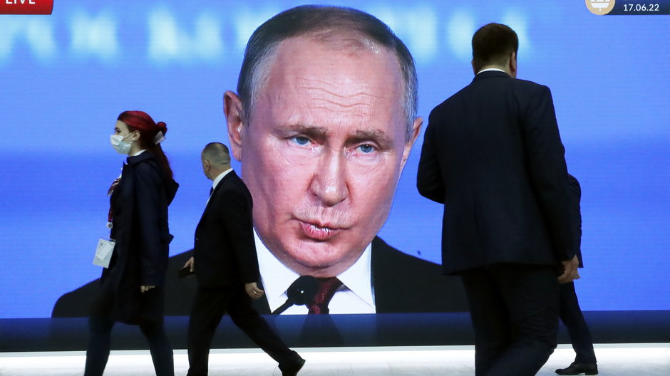 Orędzie Władimira Putina na ekranie w Sankt Petersburgu