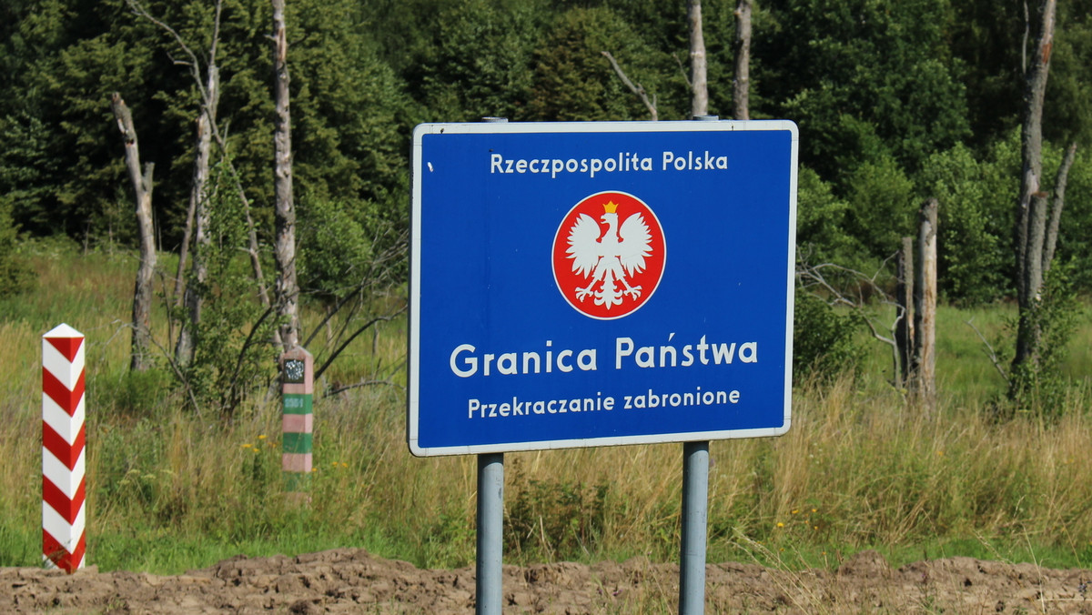 <strong>Mandatami po 300 zł ukarała Straż Graniczna dwóch zagranicznych turystów, którzy w okolicach Narewki (Podlaskie) naruszyli granicę państwową z Białorusią. Cudzoziemcy przebywali w tej okolicy turystycznie, w czasie spaceru złamali zakaz wejścia na pas drogi granicznej i nielegalnie przekroczyli granicę.</strong>