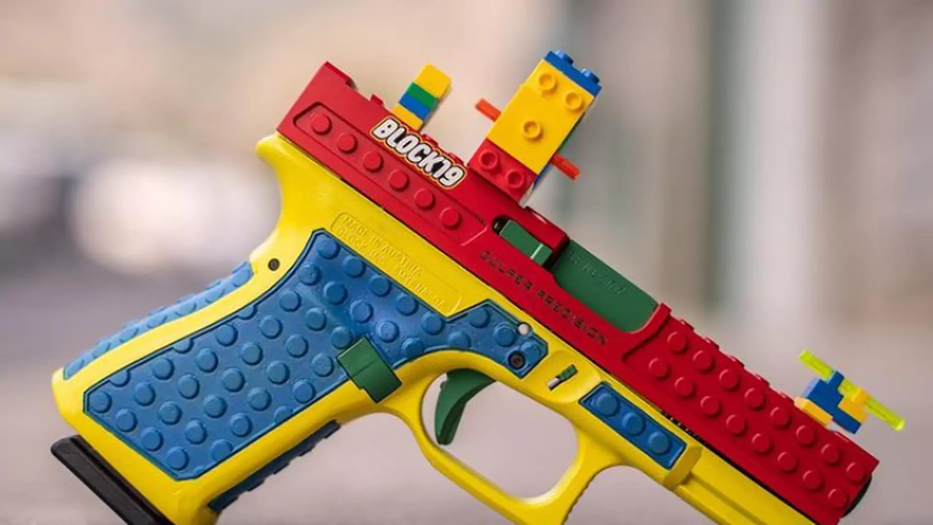 Zrobili prawdziwy pistolet, który wygląda jak zabawka Lego. Słuszne protesty aktywistów