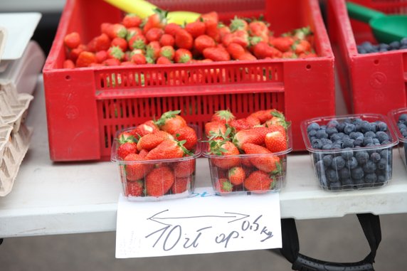 Truskawki na ryneczku w Gorzowie kosztują 25 złotych za kilogram!