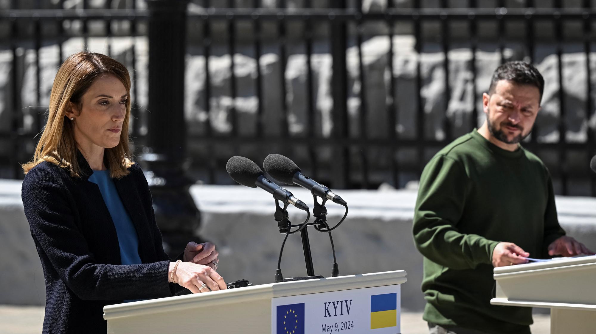 Predsedníčka Európskeho parlamentu Roberta Metsolová vo štvrtok počas návštevy Kyjeva s prezidentom Volodymyrom Zelenským.