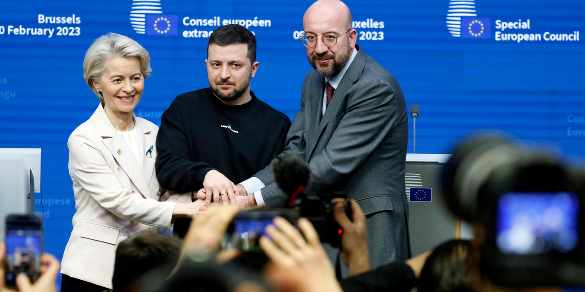 Od lewej: szefowa Komisji Europejskiej Ursula von der Leyen, prezydent Ukrainy Wołodymyr Zełenski i prezydent Rady Europejskiej Charles Michel. Bruksela, 9 lutego 2023 r.