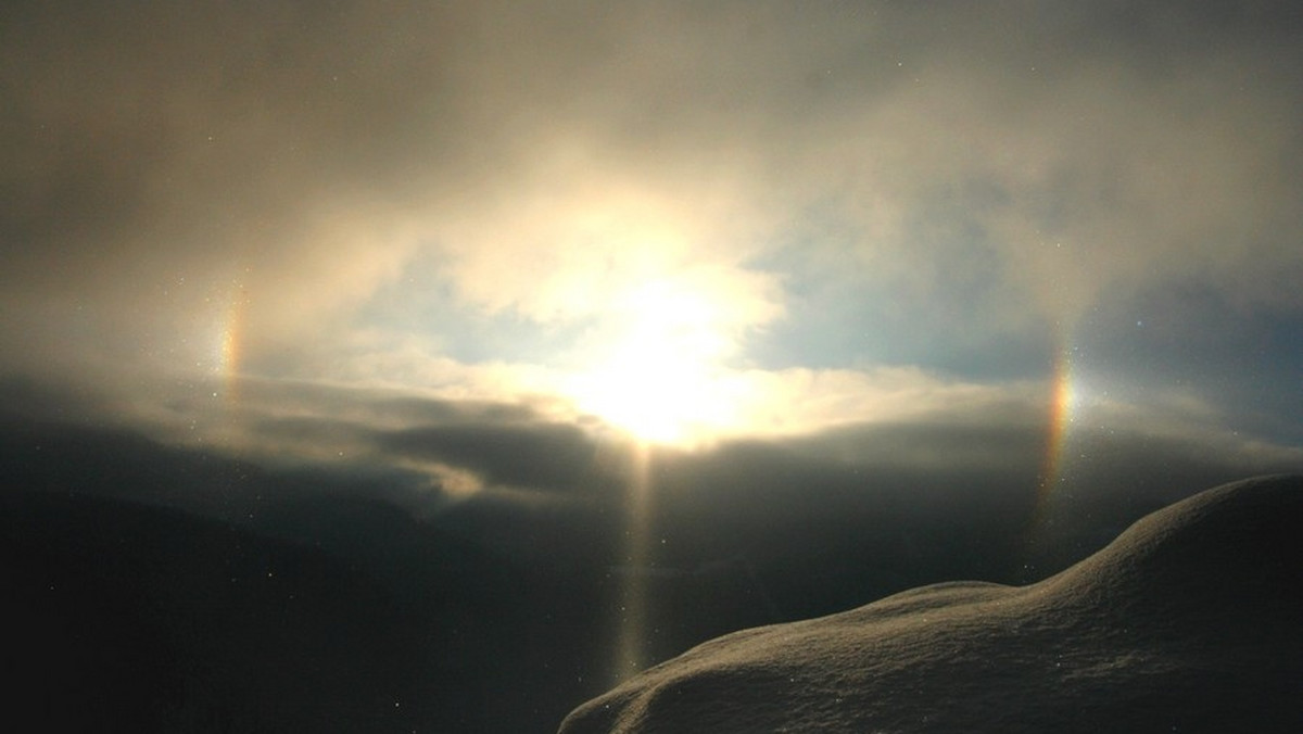Nisko położone chmury, kryształki śniegu i lodu unoszące się w powietrzu przyniosły dziś w Tatrach niezbyt często spotykane zjawisko atmosferyczne, tzw. słoneczne halo - informuje "Tygodnik Podhalański" na swoich stronach internetowych.