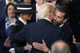 Trampov sin odlepio za ženom koja ga PODSEĆA NA MELANIJU i svi gledaju u NJEGOVU IZBARANICU: Bira žene po UZORU NA MAĆEHU, a iza svega se krije KOMPLEKS gori nego EDIPOV