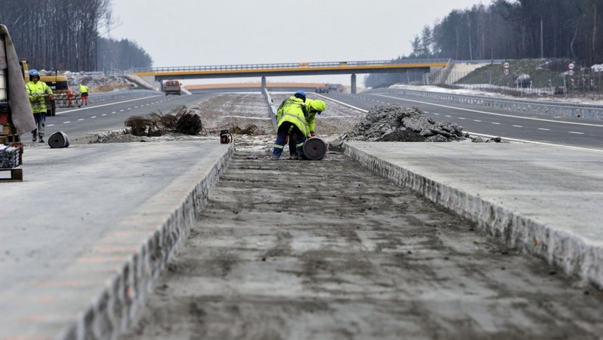 Prace nad budową drogi ekspresowej z Lublina do Warszawy idą pełną parą. Generalna Dyrekcja Dróg Krajowych i Autostrad chwali się, że na odcinku między Garwolinem a granicą województw zaawansowanie prac dobija do poziomu 90 proc. Nową trasą pojedziemy w połowie 2019 roku.