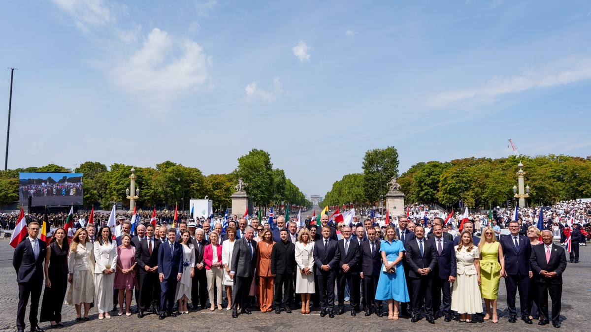 Vučić na fotografiji nakon vojne parade u Parizu