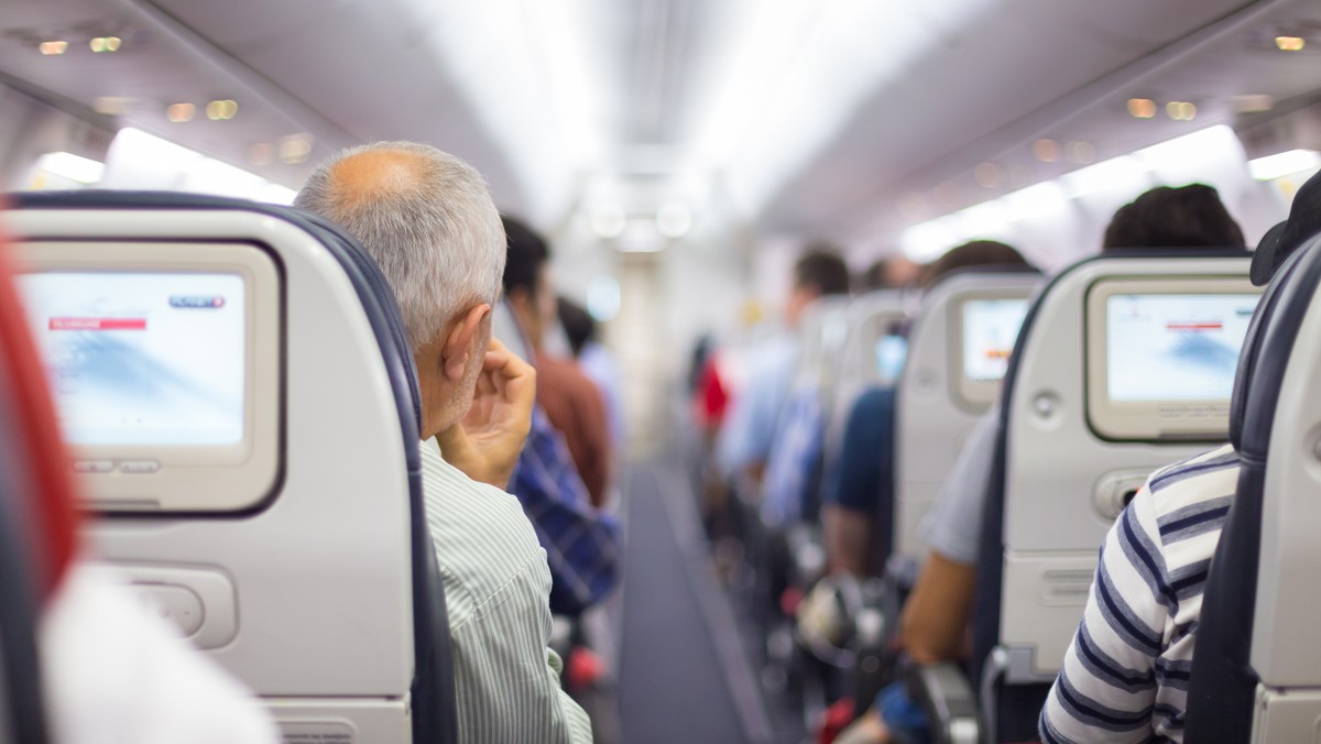 Pasażerowie na lotnisku Newark Airport (USA - red.) mogli nie wierzyć własnym oczom. W pewnym momencie na hali odlotów zobaczyli na ramieniu jednej z kobiet sporych rozmiarów samca pawia.