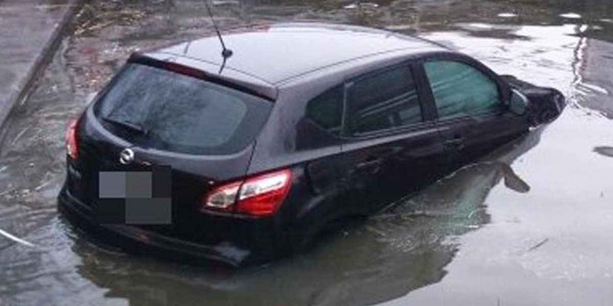 Nissan wjechał do jeziora. Jak do tego doszło?