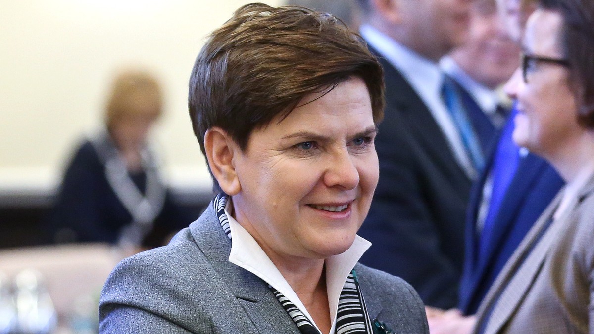 Rozpoczęło się spotkanie Beaty Szydło z szefami klubów parlamentarnych. Premier zaprosiła ich na godz. 13.30 do Kancelarii Prezesa Rady Ministrów. Tematem spotkania ma być m.in. sytuacja międzynarodowa i polityka zagraniczna. Platforma przyprowadziła dwóch przedstawicieli: Sławomira Neumanna i Rafała Trzaskowskiego. Wcześniej na konferencji prasowej Neumann wystosował apel i żądanie wobec szefowej rządu.