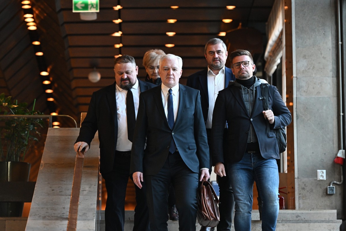 Warszawa, 09.01.2024. Były wicepremier w rządzie PiS Jarosław Gowin (C) przed posiedzeniem sejmowej komisji śledczej do zbadania legalności, (sko) PAP/Radek Pietruszka