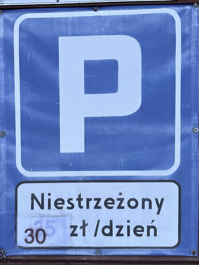 Całodzienny parking kosztuje 30 zł. to też trzeba uwzględnić w planowanych wydatkach. 