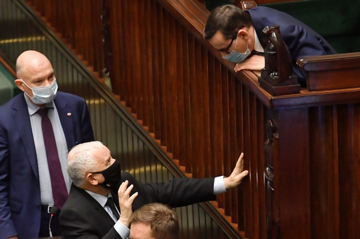 Mateusz Morawiecki i Jarosław Kaczyński na sali obrad w Sejmie. Premier wciąż cieszy się poparciem prezesa PiS