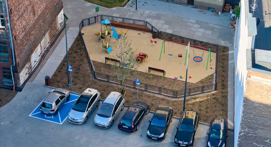W części centralnej powstał parking, a także kolejna strefa rekreacyjna.