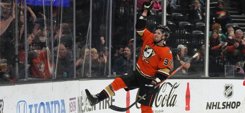 McTavish bohaterem. Ducks trzy razy odrabiali straty i wygrali [WIDEO]