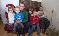 Resort Ziobry wstrzymuje odebranie szóstki dzieci samotnemu ojcu. "Mężczyźnie należy się pomoc"