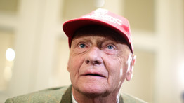 Pilótaruhában, a sisakjával együtt temetik el Bécsben Niki Laudát