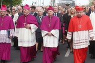 Biskupi Sławoj Leszek Głódź, Marek Jędraszewski, Stanisław Dziwisz oraz nuncjusz apostolski w Polsce abp Salvatore Pennacchio