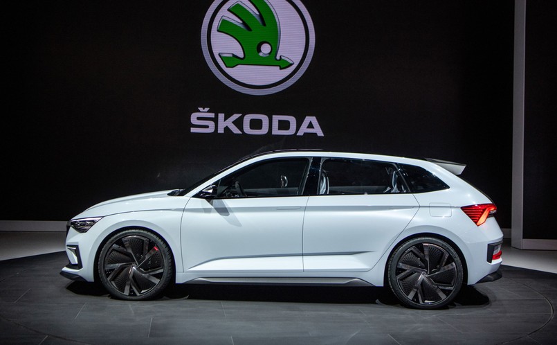 Skoda Vision RS mierzy 4356 mm długości, 1810 mm szerokości oraz tylko 1431 mm wysokości, a rozstaw osi to 2650 mm. To oznacza, że nowe auto jest ciut krótsze od aktualnego modelu Rapid, ale oferuje rozstaw osi porównywalny z Octavią