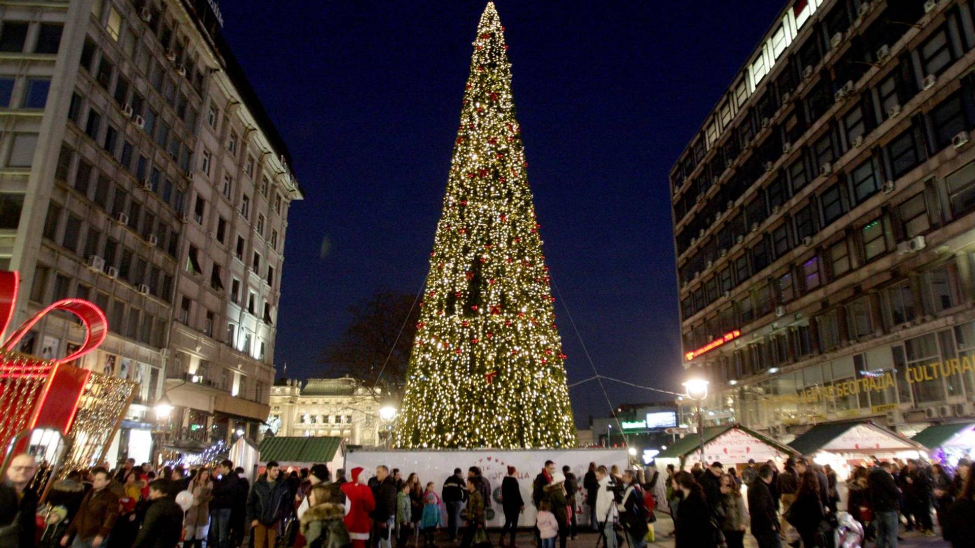 Zasijala jelka od 83.000 evra - ukrašena novim željama