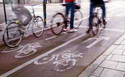 Szybcy i wściekli na rowerach. Utemperują ich spowalniacze na ścieżkach? Policja jest "za"