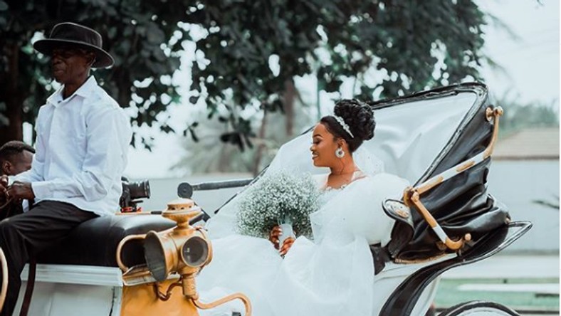 This bride used a carriage to meet her groom and it's beautiful