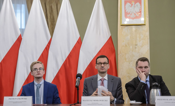 Lublin, 20.10.2017. Wicepremier, minister rozwoju i finansów Mateusz Morawiecki (C) wojewoda lubelski Przemysław Czarnek (P) i asystent w gabinecie politycznym ministra rozwoju Piotr Patkowski (L) podczas spotkania z przedsiębiorcami w Lubelskim Urzędzie Wojewódzkim w Lublinie, 20 bm. Tematem spotkania były "ułatwienia dla małych i średnich przedsiębiorstw, jako fundamentu realizacji strategii na rzecz odpowiedzialnego rozwoju". W sesji wzięło udział około 100 przedsiębiorców. (wp/nlat) PAP/Wojciech Pacewicz