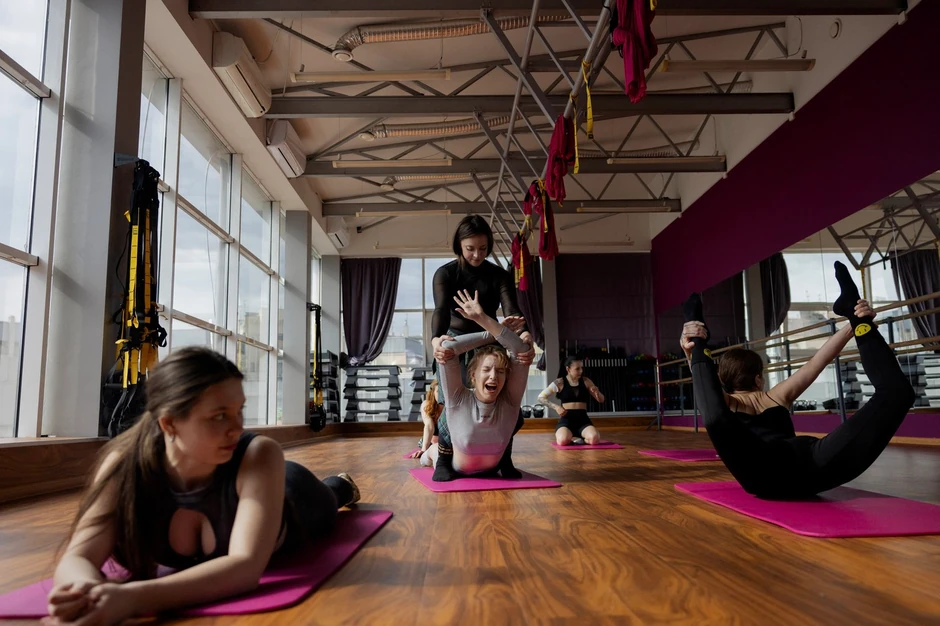 Teretana u kojoj plesačice kluba "Fleš densers" vežbaju koreografiju