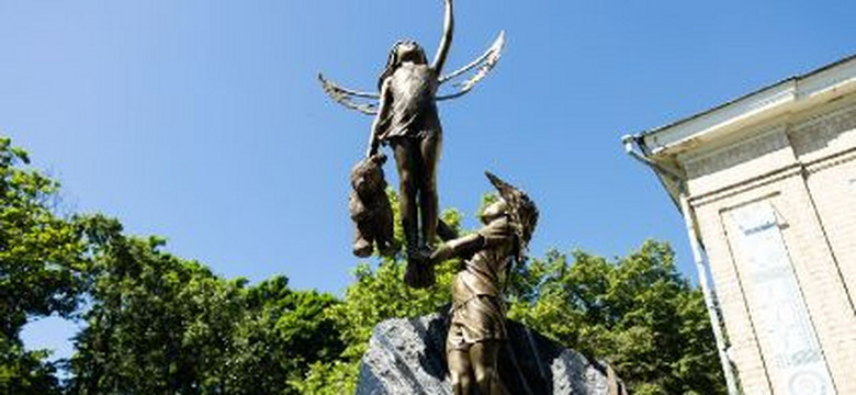 Poruszający monument odsłonięty w Charkowie. "Niech stanie się wiecznym przypomnieniem"