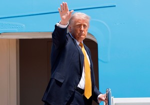 Donald Tramp ukrcava se na let za Kinu 12. maja u bazi Endruz u Merilendu