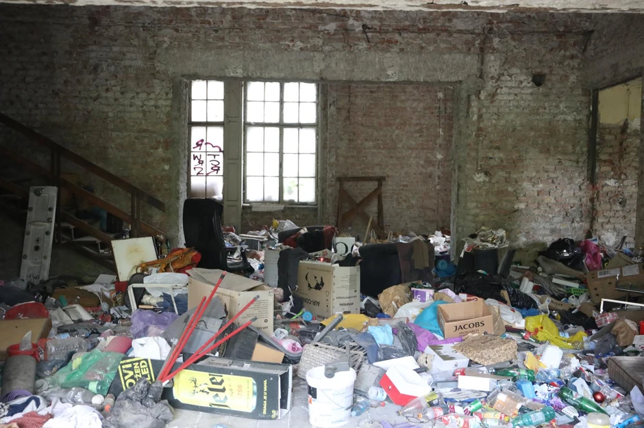 Plafon izgleda kao da će da se obruši svakoga trenutka.