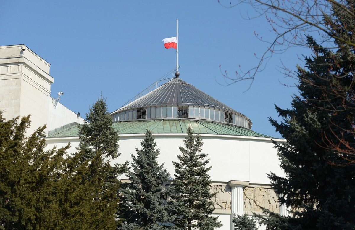 Opuszczona flaga na budynku Sejmu