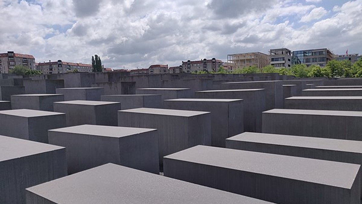 Młodzi adepci sztuki dziennikarskiej z Akademii Axela Springera w Berlinie wpadli na oryginalny pomysł przybliżenia zbrodni Holokaustu. Celem projektu "Sachor jetzt!" (niem. Przypomnij sobie!) zainicjowanym przez 16 studentów dziennikarskiej Akademii Axela Springera, jest uchronić od zapomnienia wydarzenia i fakty dotyczące Holokaustu.