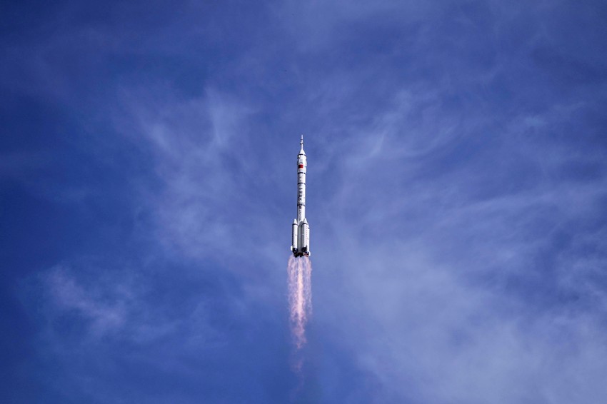 Kina lansirala svemirsku letelicu Šendžou-20 sa tročlanom posadom