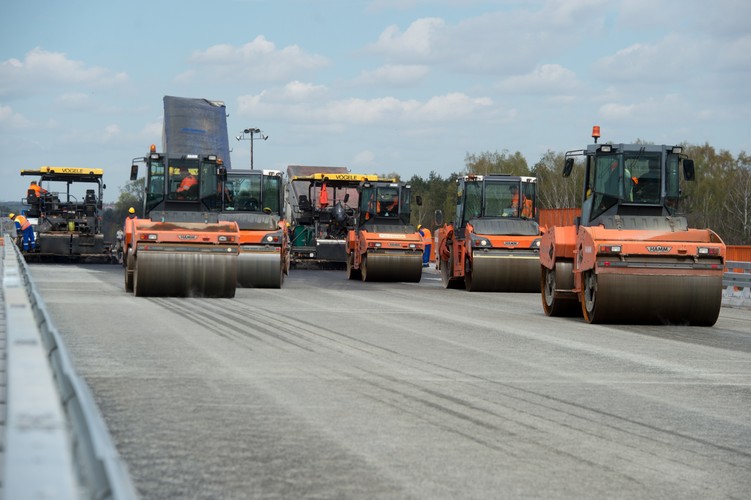 Na zdjęciu: Budowa autostrady A1 na odcinku Stryków-Tuszyn - wiadukt autostradowy nad torami kolejowymi na łódzkim Olechowie. <br><br>fot. (mr) PAP/Grzegorz Michałowski
