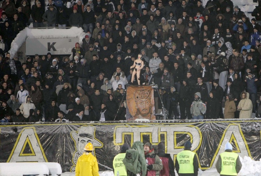 Navijači su na proboli lutku koja je predstavljala Brankicu Stanković