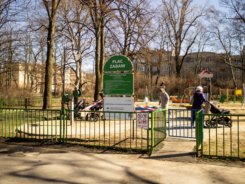 Zabawny błąd na tablicy w parku im. Staszica