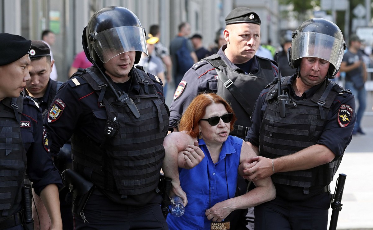 Rosyjska policja zatrzymuje demonstrantów