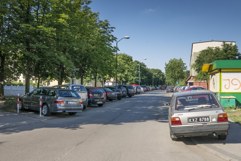 Zatłoczone parkingi w dzielnicy Halemba