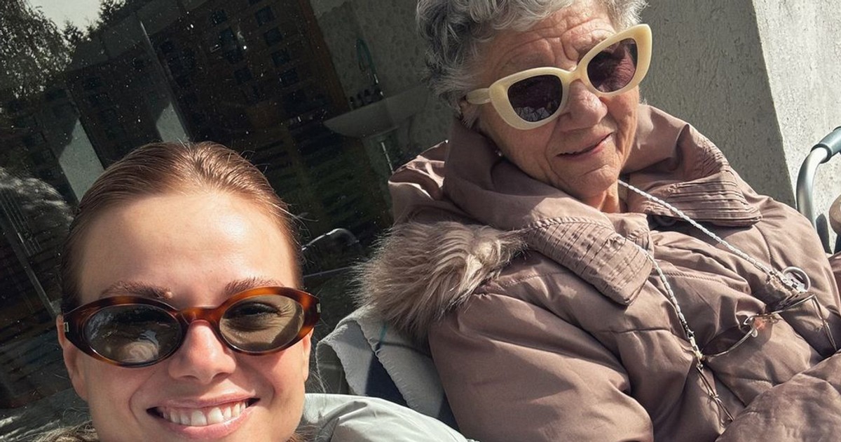 Cserpes Laura imádott nagymamájával élvezte az őszi napsütést