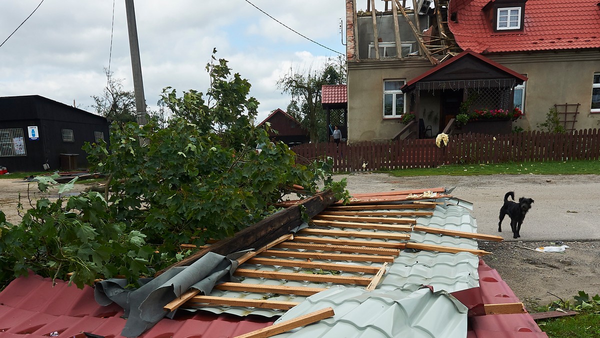 Caritas Polska uruchamia zbiórkę środków na rzecz poszkodowanych w wyniku zniszczeń, jakie spowodowały burze i nawałnice, które przeszły ubiegłej nocy nad Polską. Tragiczne w skutkach nawałnice występowały w województwach: dolnośląskim, wielkopolskim, kujawsko-pomorskim i pomorskim. Strażacy interweniowali ponad 6 tysięcy razy. - Skala strat jest ogromna - mówi dyrektor Caritas Diecezji Pelplińskiej.