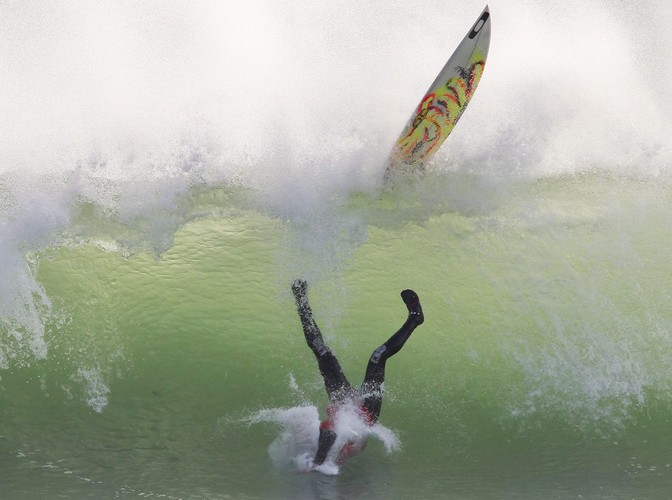 Royden Bryson z RPA rywalizuje w zawodach surfingowych Classic koło Kapsztadu