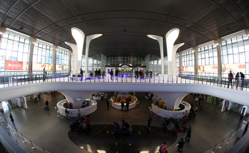 Antresola w hali głównej dworca Warszawa Centralna <br><br> (zuz) PAP/Tomasz Gzell