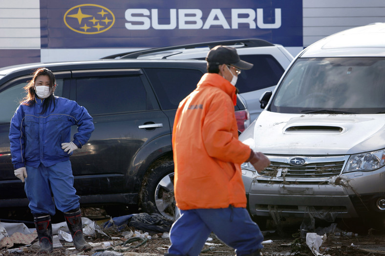 Japonia po trzęsieniu ziemi: pracownicy sprzątają przed fabryką Subaru